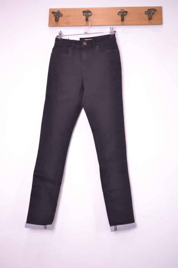 Pantalón skinny negro de corte ajustado y diseño versátil. Perfecto para cualquier ocasión, aporta un look moderno y estilizado que combina fácilmente con tus outfits diarios o de noche