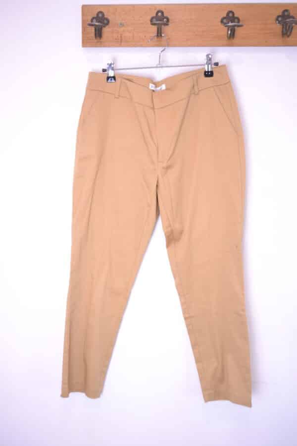 Chino de color camel.