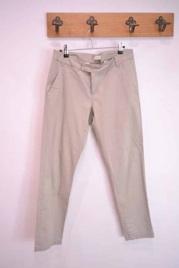 Pantalón chino beige.