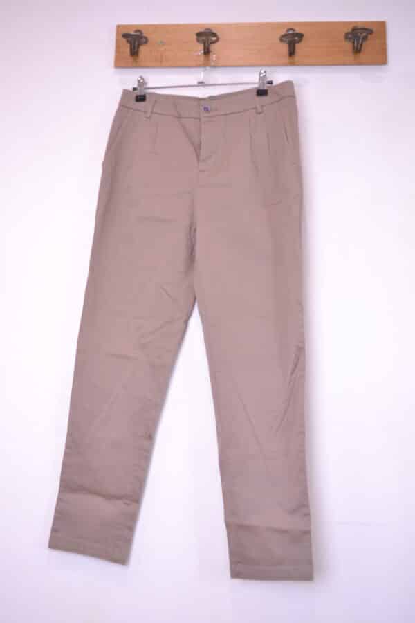 Pantalón chino en color beige.