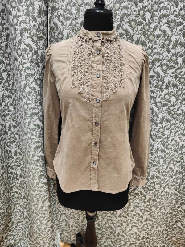 Camisa de antelina con chorreras. Beige.