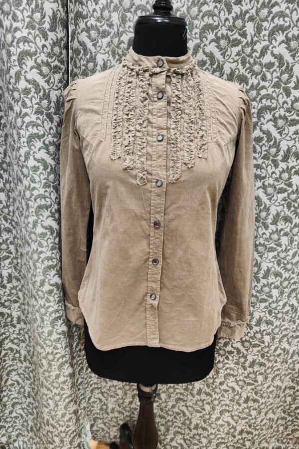 Camisa de antelina con chorreras. Beige.
