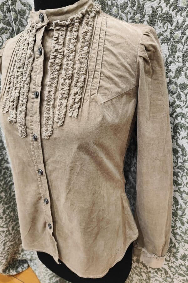 Camisa de antelina con chorreras. Beige.