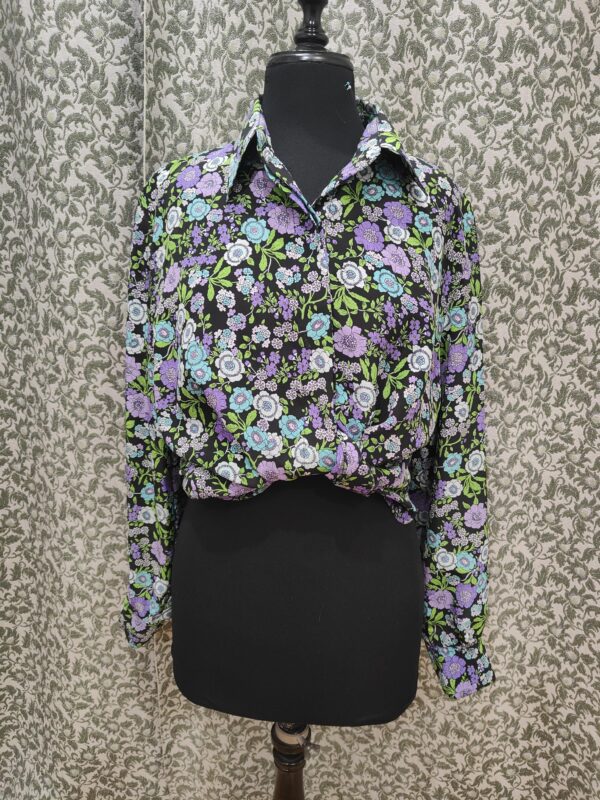 Camisa vintage de flores verdes y lilas