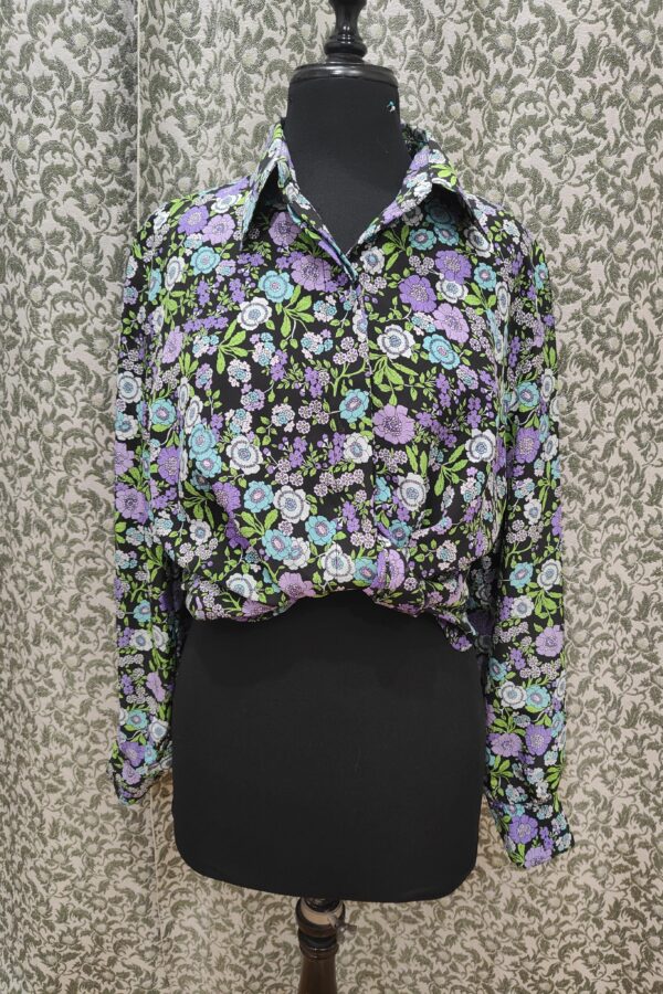 Camisa vintage de flores verdes y lilas