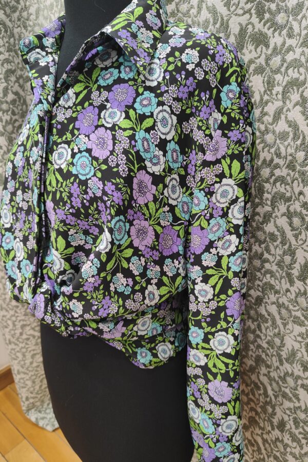 Camisa vintage de flores verdes y lilas