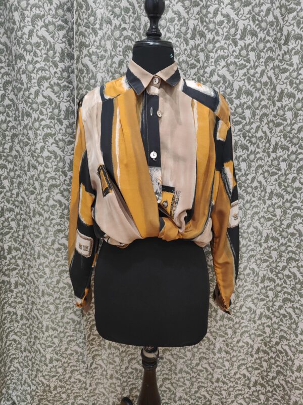 Camisa vintage en tonos negros, naranjas y beige.