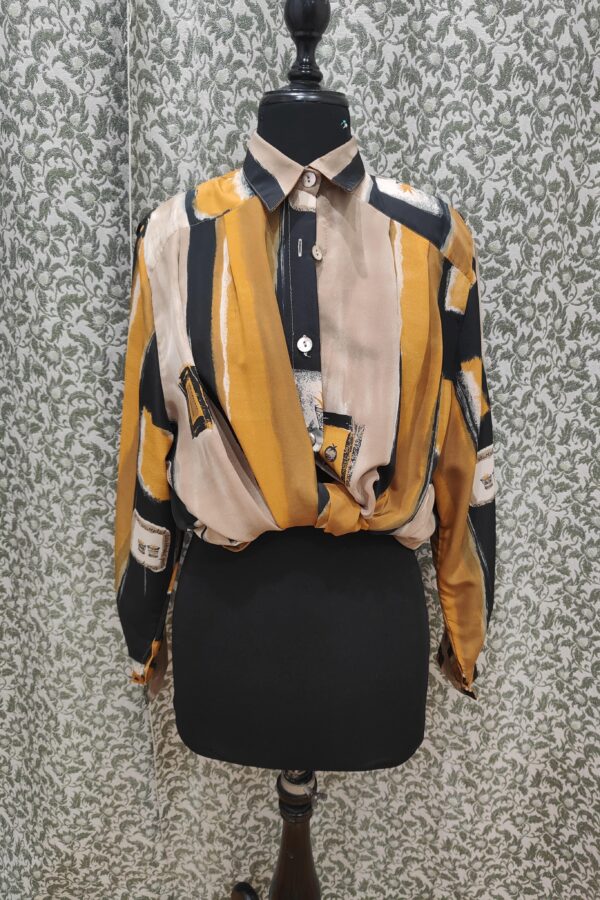 Camisa vintage en tonos negros, naranjas y beige.