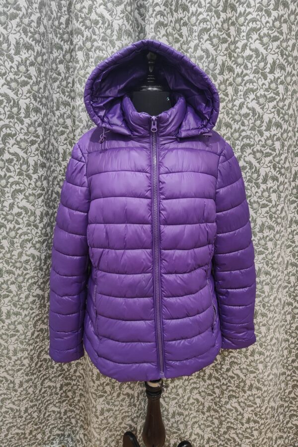 Chaqueta acolchada con capucha extraíble. Morada