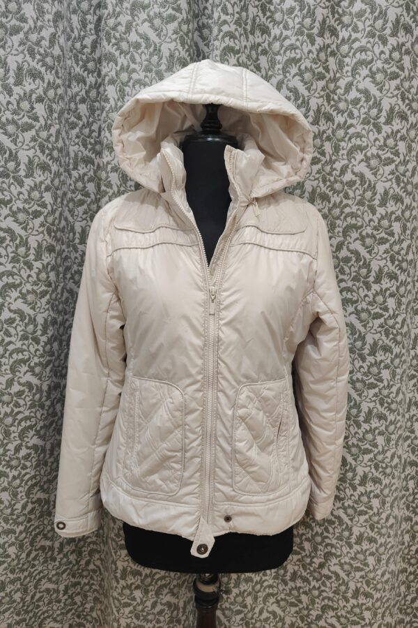 Chaqueta acolchada de entretiempo. Capucha extraíble. Blanco roto.