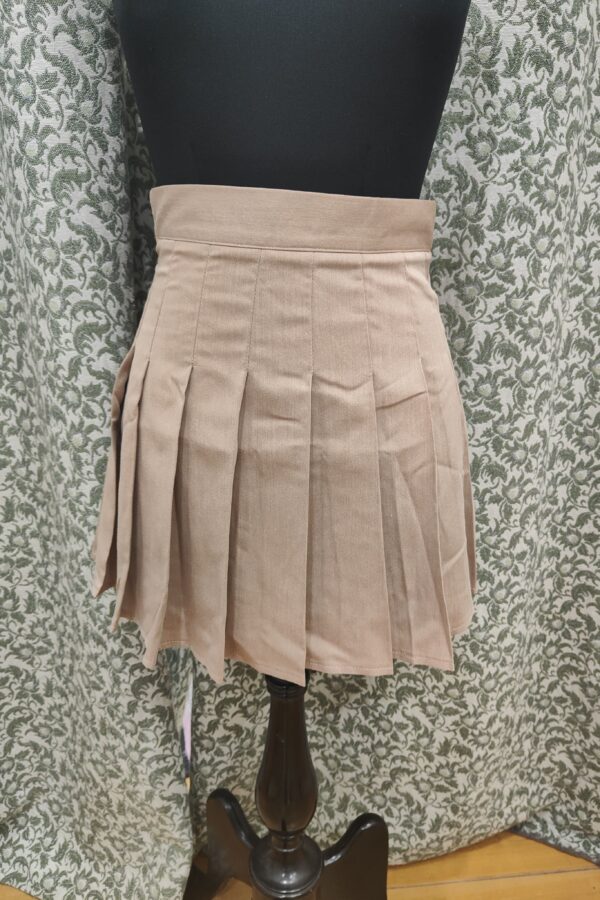 Falda plisada. Beige.