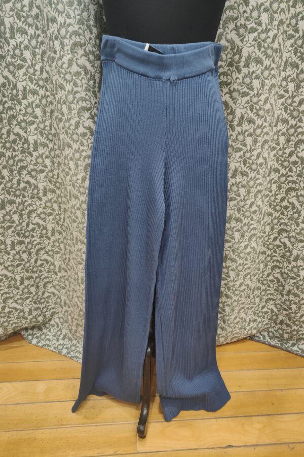 Pantalón de punto canalé con pata ancha. Azul.
