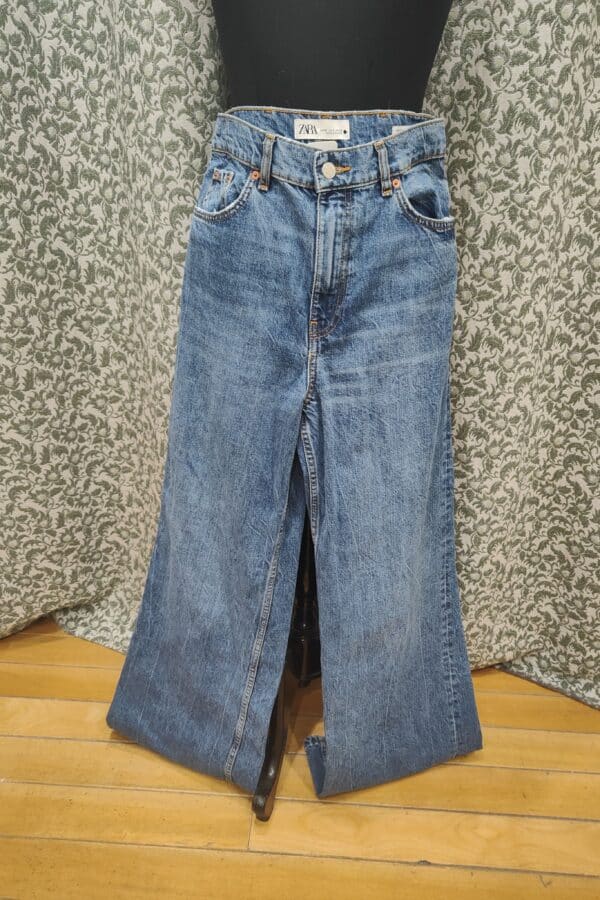 Pantalón vaquero de pata ancha y cintura alta.