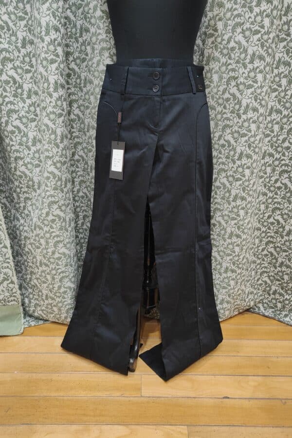 Pantalón de vestir de pata ancha y cintura baja. Azul marino