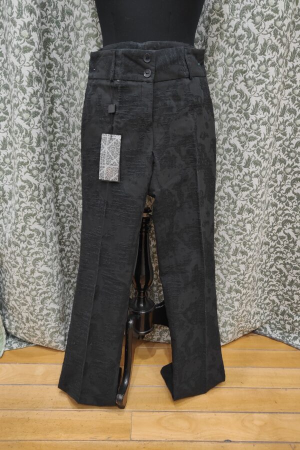 Pantalón drapeado de pinzas de corte recto. Cintura baja.