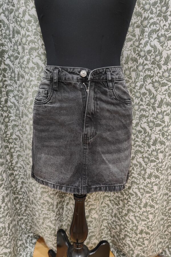 Minifalda vaquera en negro desgastado.