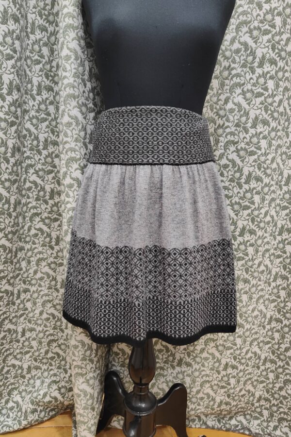 Falda de punto con cintura elástica. Gris y negro.