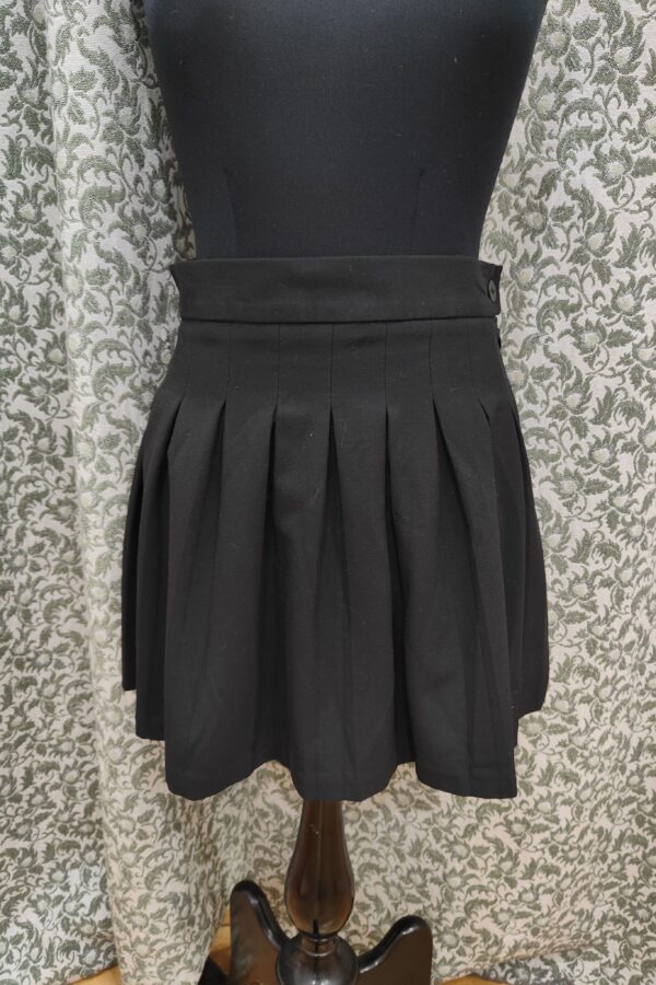 Falda skater plisada. Negra.