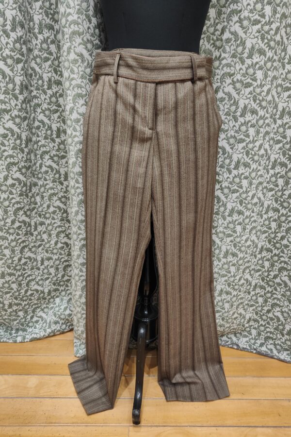 Pantalón de pata ancha y cintura baja. Tonos marrones.