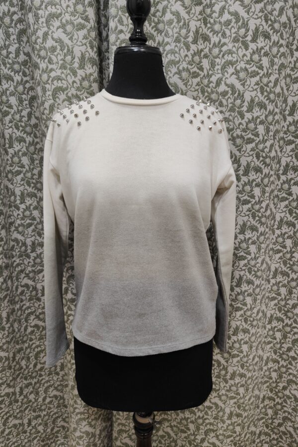 Sudadera con tachuelas en los hombros.