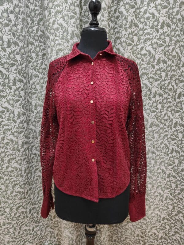 Camisa de encaje. Burdeos