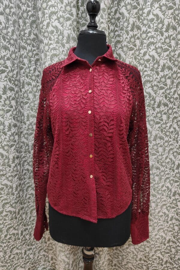 Camisa de encaje. Burdeos