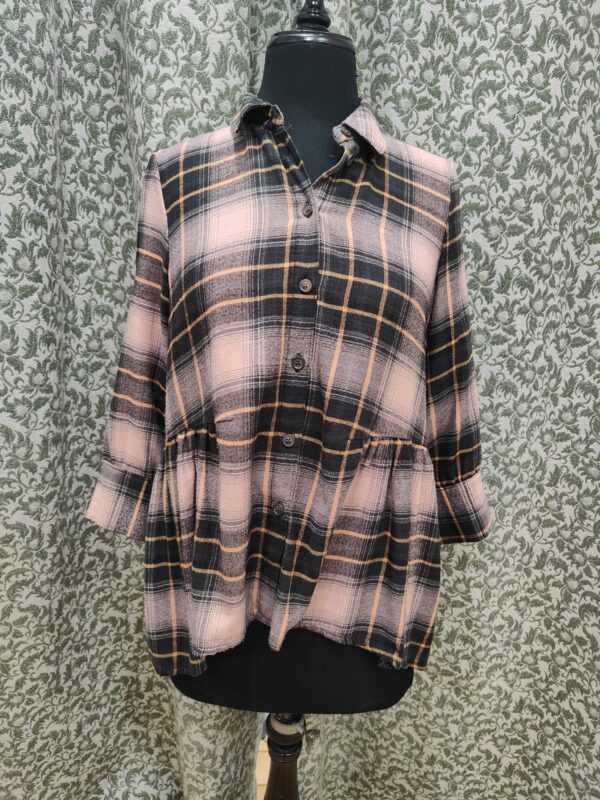 Camisa oversize de cuadros negros y rosas